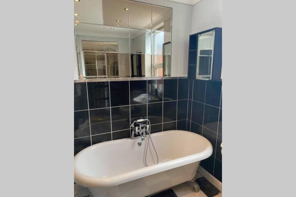 Apartmán Quigley Buildings - Stylish Entire 2 Bed House Sleeps 5 Wigan - Private Garden - Free Parking - Wifi - Secure Garden Exteriér fotografie
