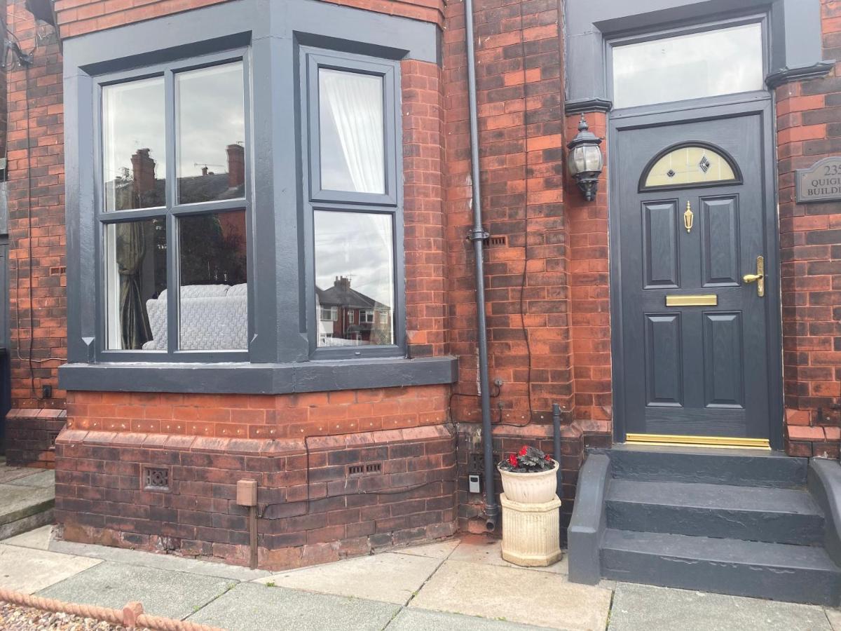 Apartmán Quigley Buildings - Stylish Entire 2 Bed House Sleeps 5 Wigan - Private Garden - Free Parking - Wifi - Secure Garden Exteriér fotografie